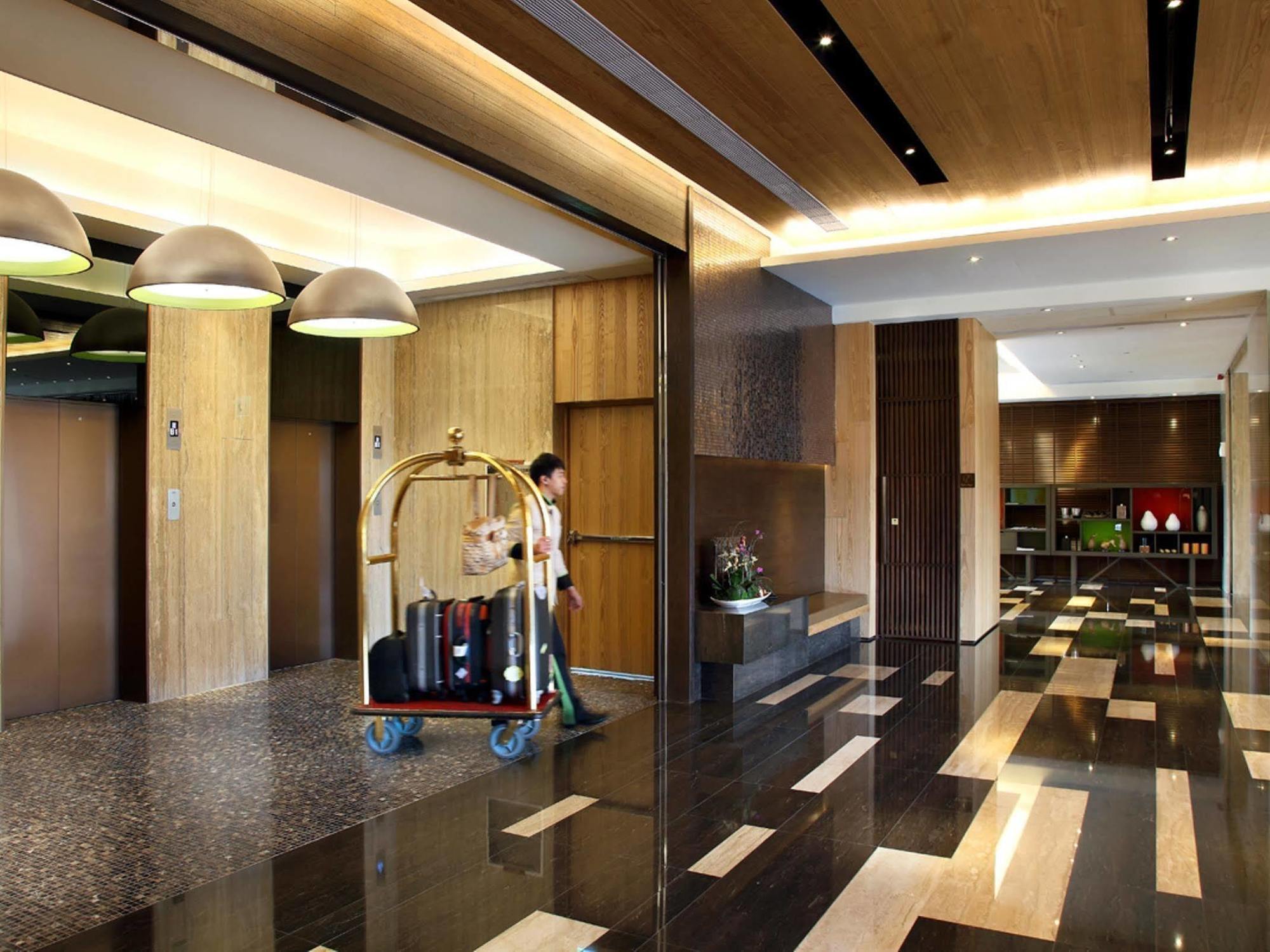 Two Tails Hotel Luzhou Taipei Exterior photo