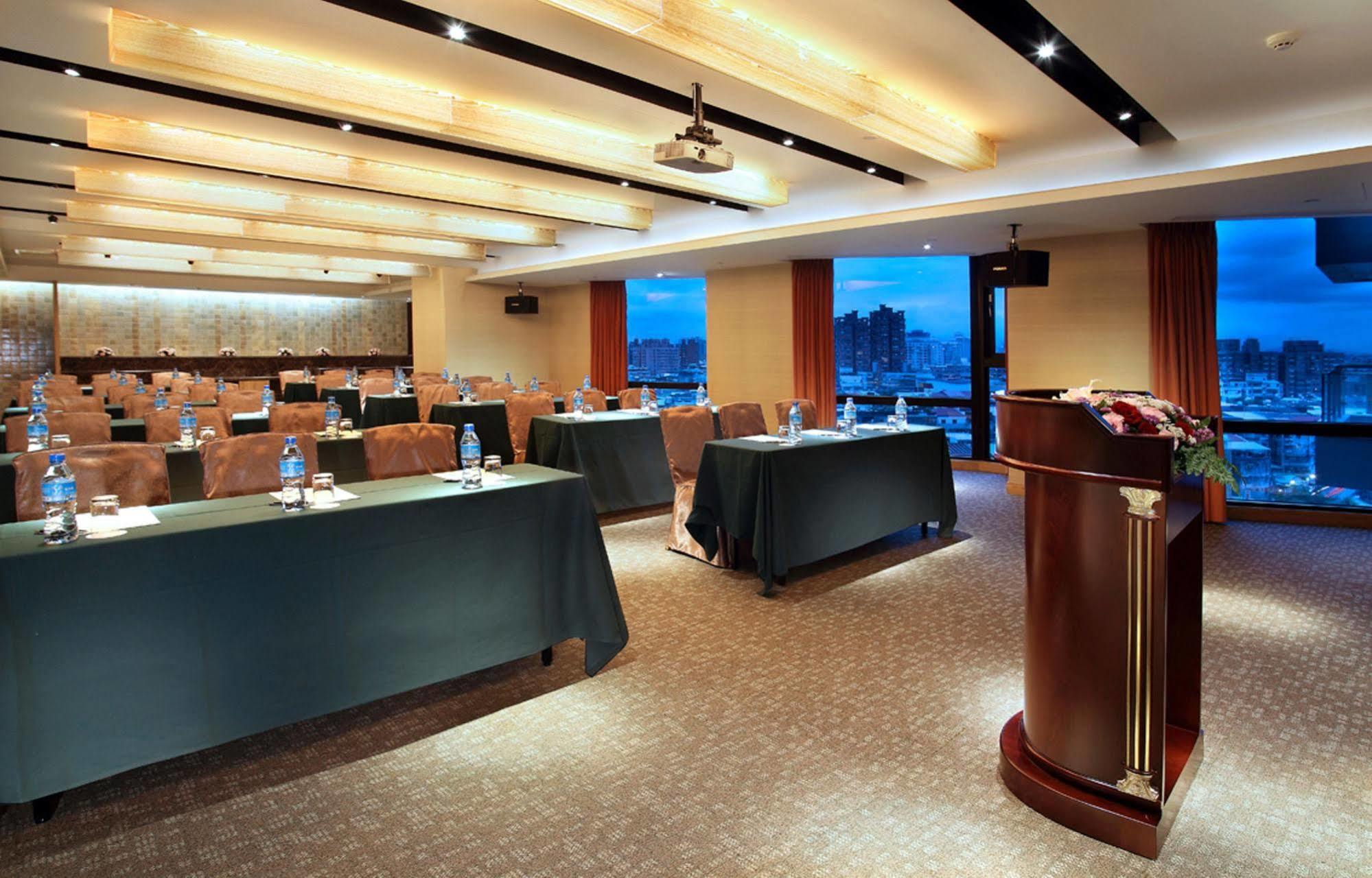 Two Tails Hotel Luzhou Taipei Exterior photo