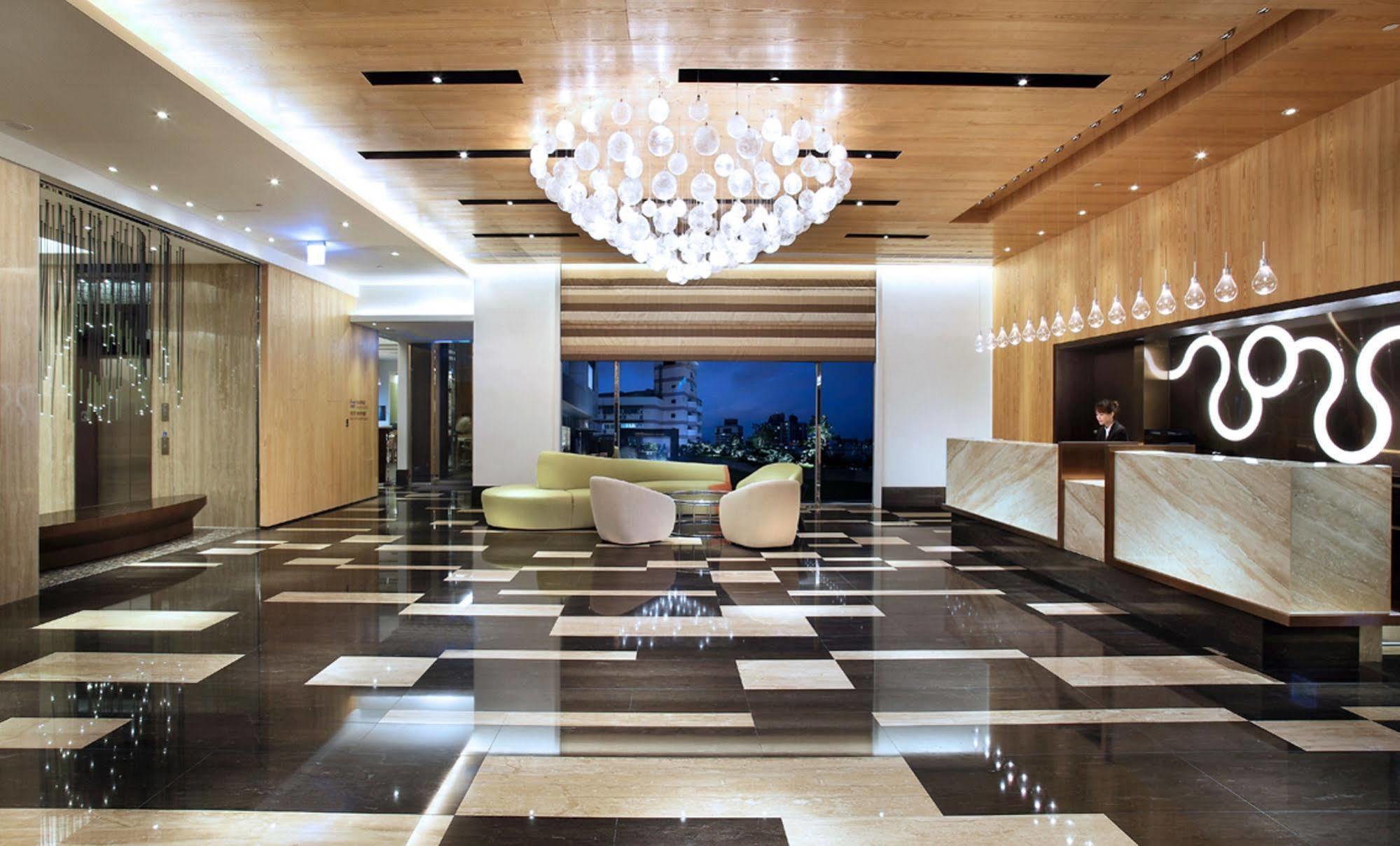 Two Tails Hotel Luzhou Taipei Exterior photo