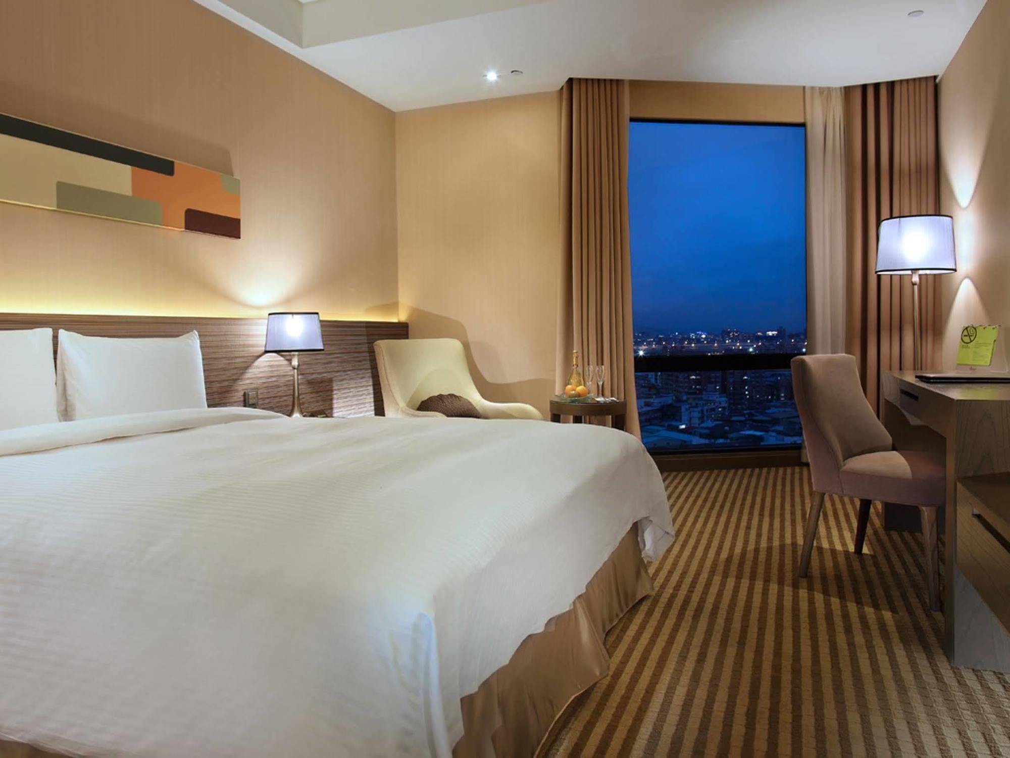 Two Tails Hotel Luzhou Taipei Exterior photo